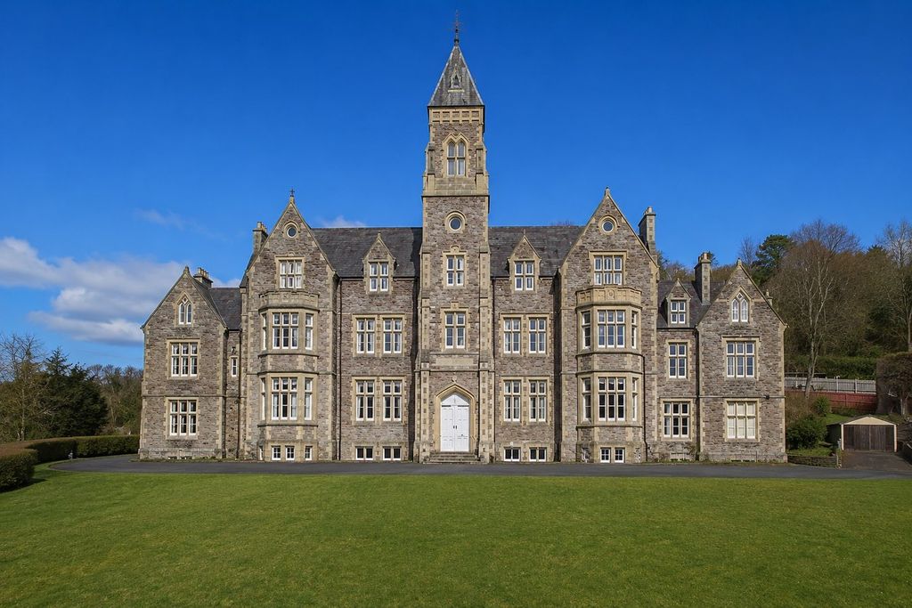 3 bed flat for saleCamden Court, Brecon LD3