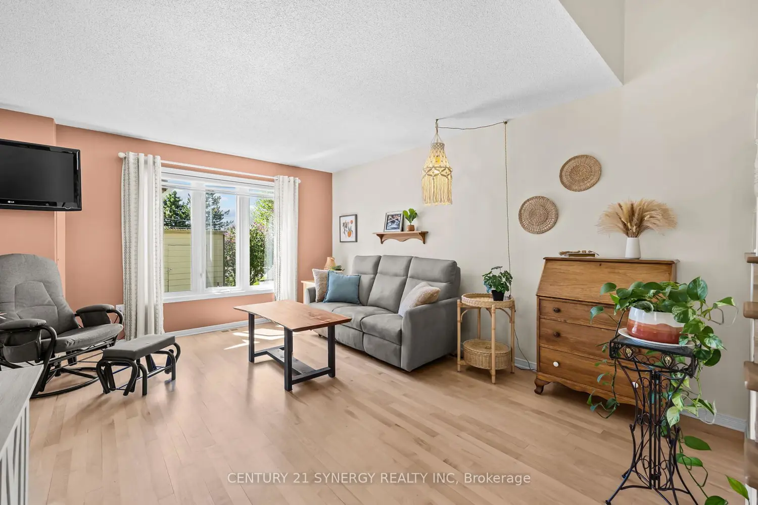 3315 Elie Crescent photo 3