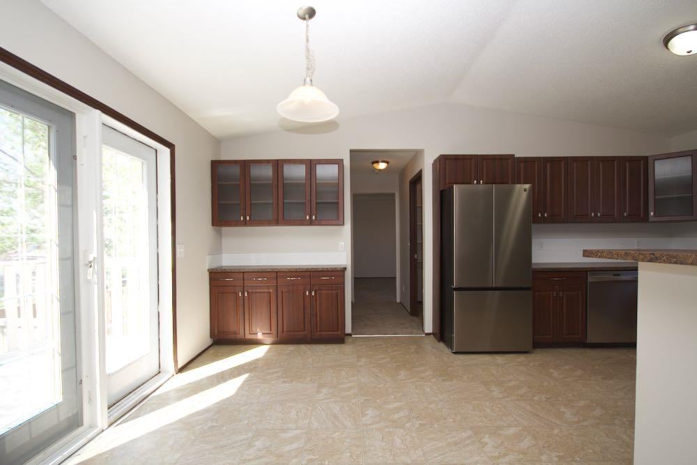 Additional image 6 of 323 2 Street NW, Redcliff, AB, T0J 2P2