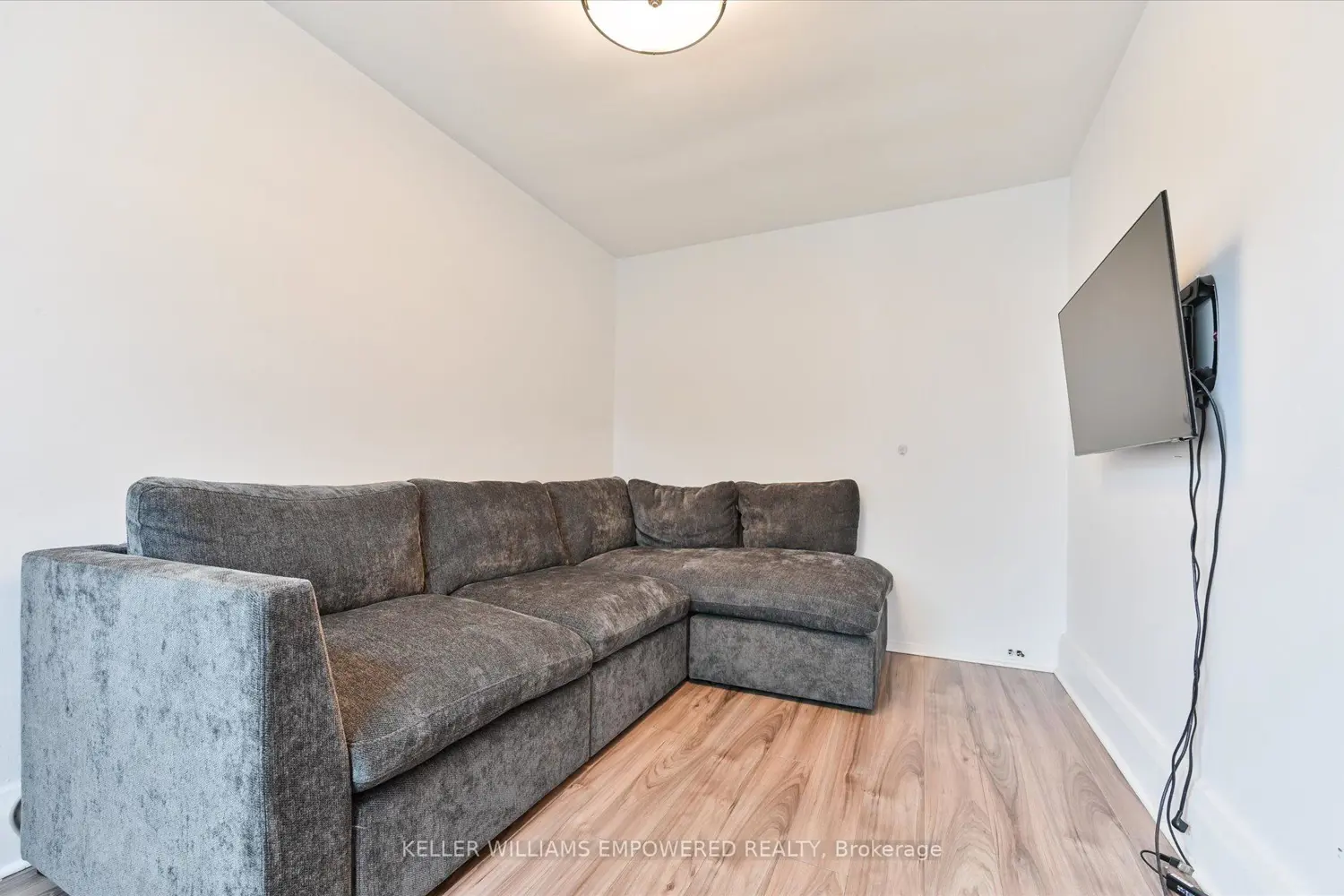 212 Silverthorn Avenue photo 4