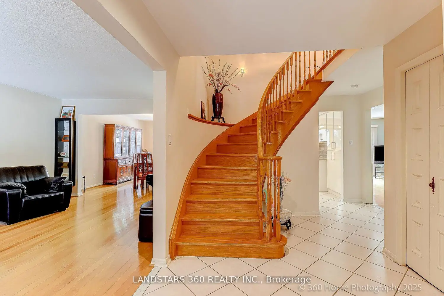 31 Whitehorn Crescent photo 2