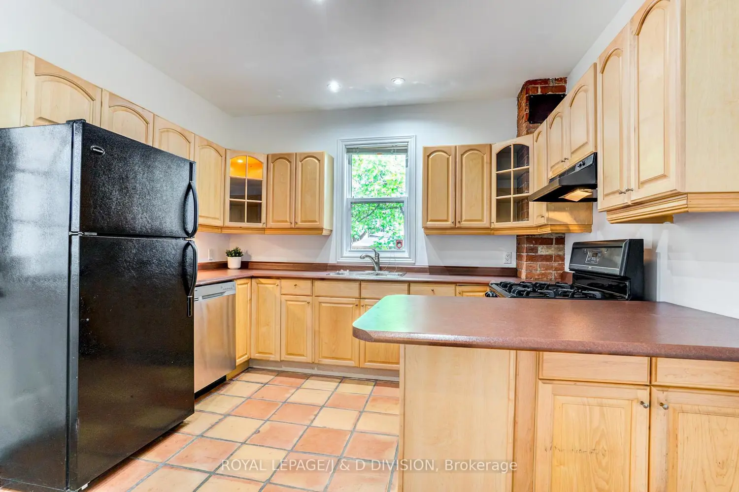 23 Empire Avenue photo 4