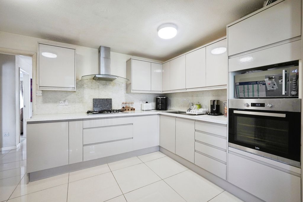 3 bed bungalow for saleDerwent Avenue, Ramsgate, Kent CT11 photo 4