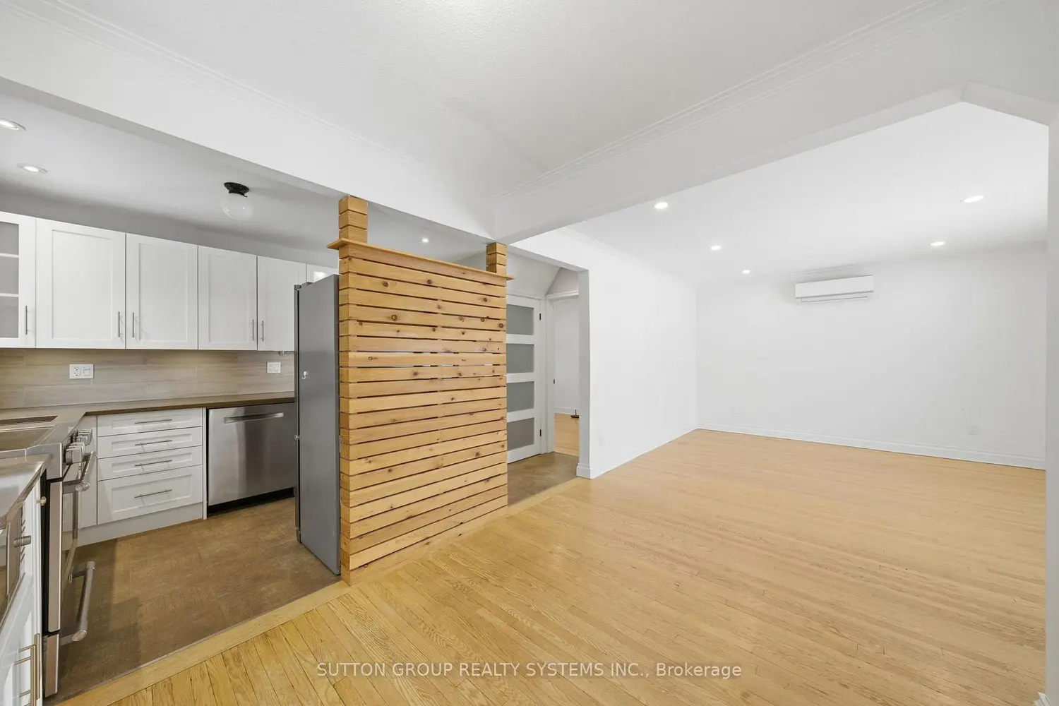 10 Willowhurst Crescent photo 4