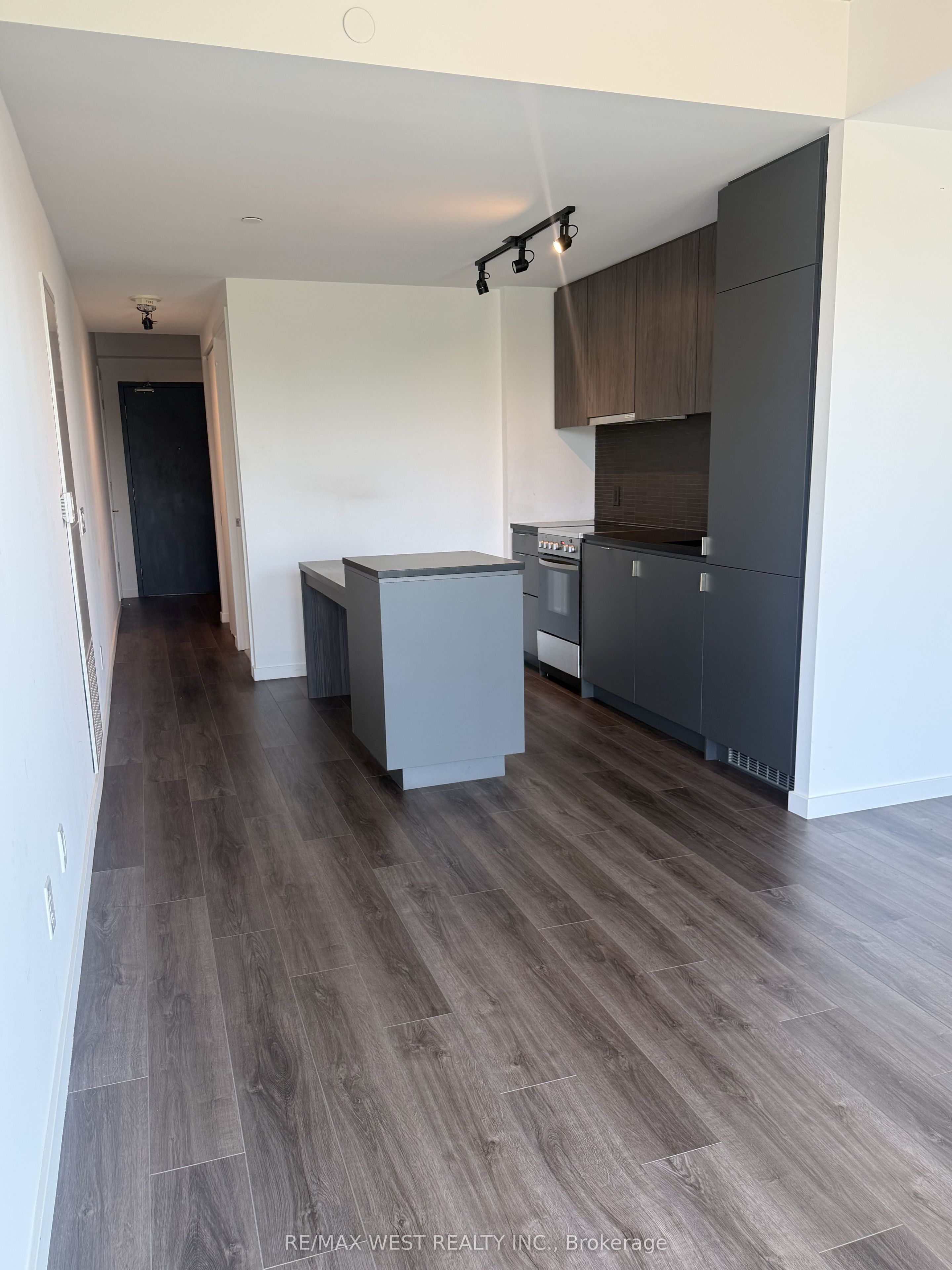 Additional image 3 of 407-7 Smith Crescent, Toronto, ON, M8Z 0G3