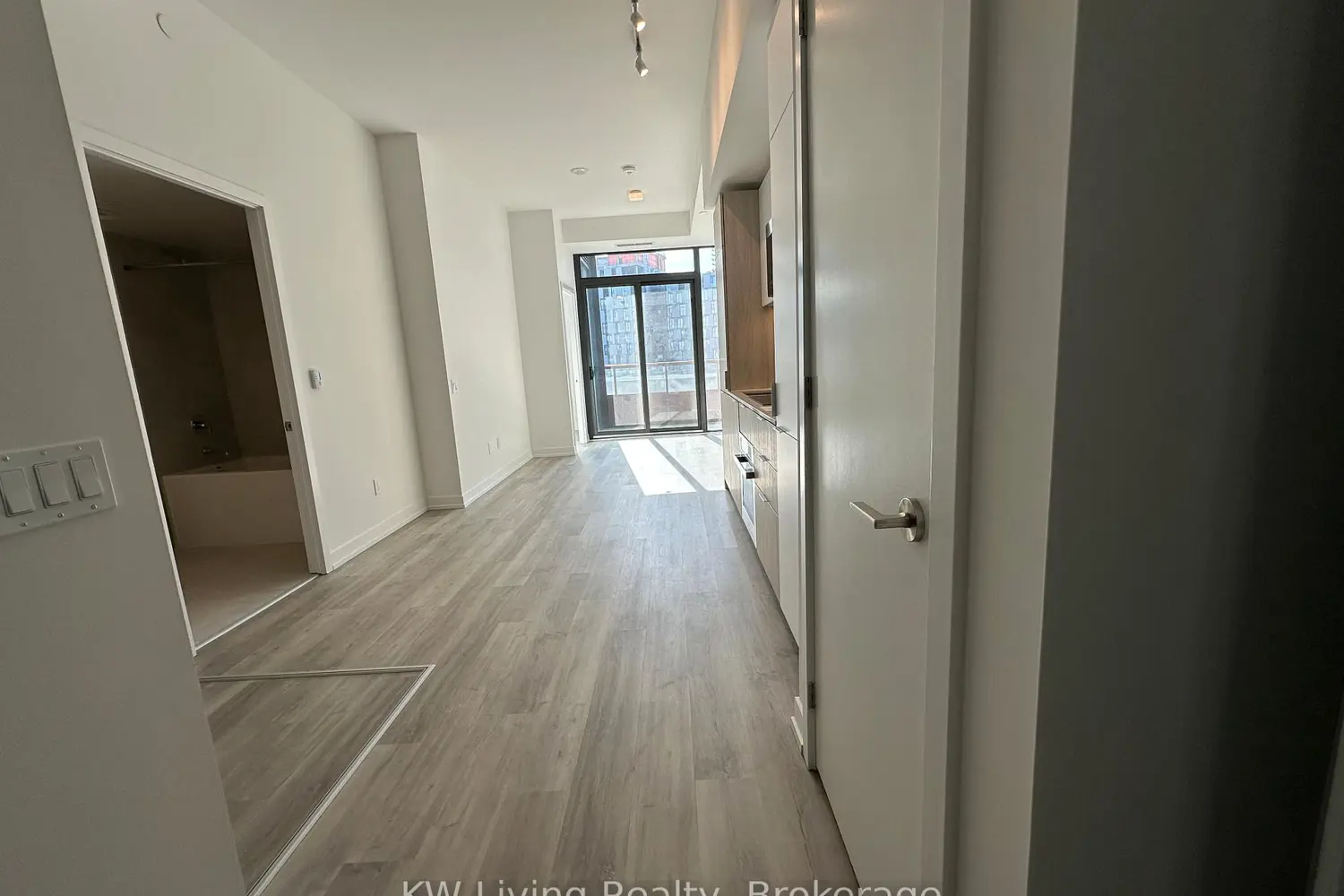 28 Eastern Avenue 616 photo 2