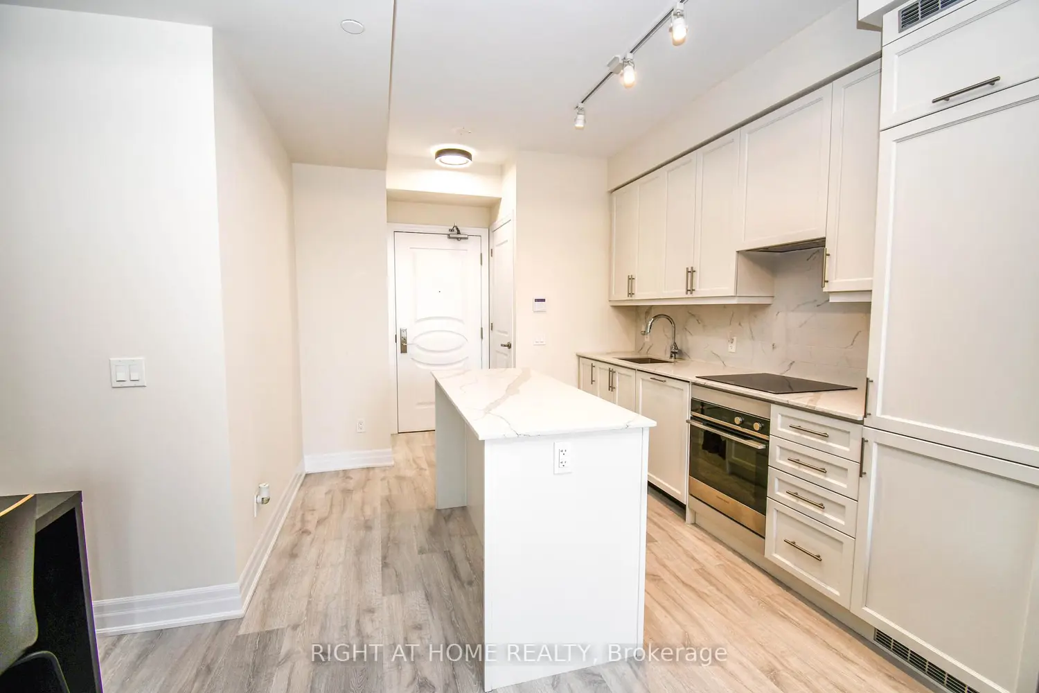 Additional image 3 of 9085 Jane Street 811