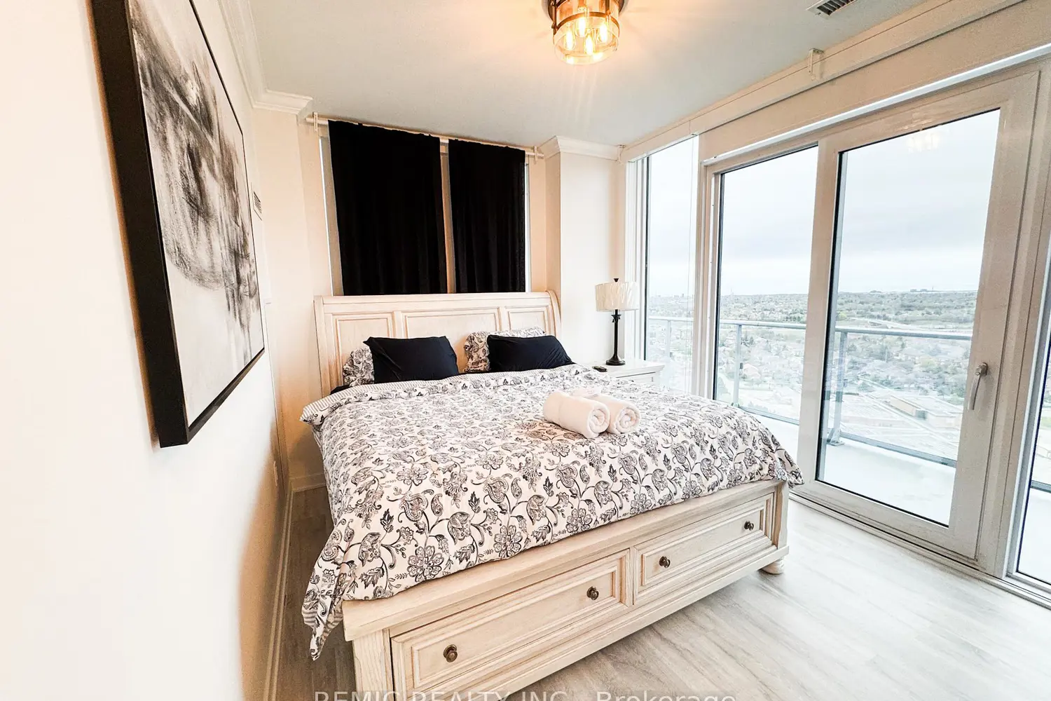 Additional image 10 of 4655 Metcalfe Avenue 2207