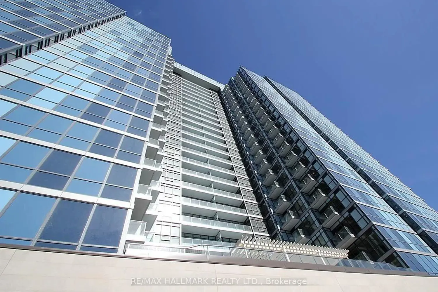 210 Simcoe Street 1210 photo 3