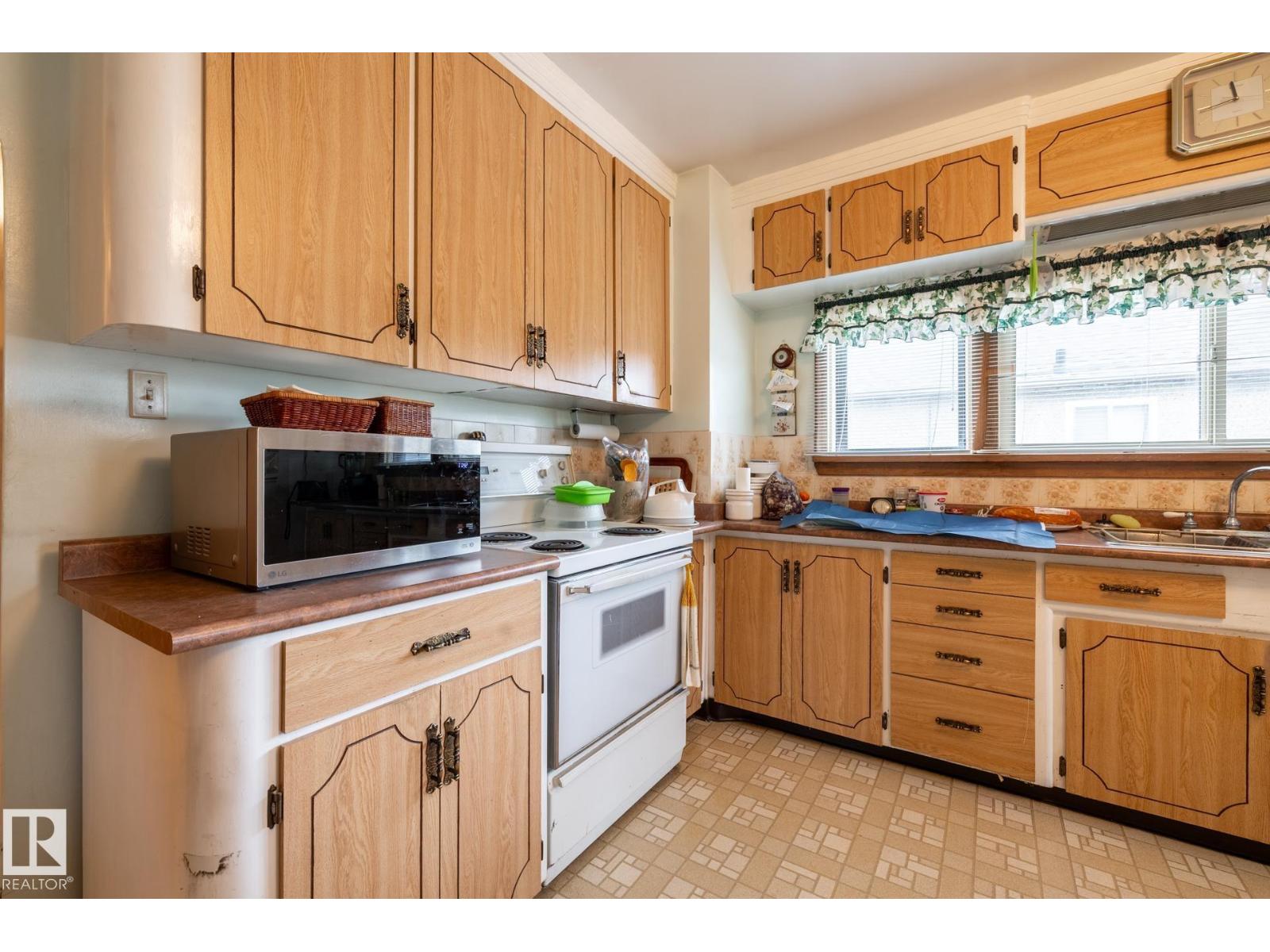 Additional image 3 of 9839 81 Avenue NW, Edmonton, AB, T6E1W4
