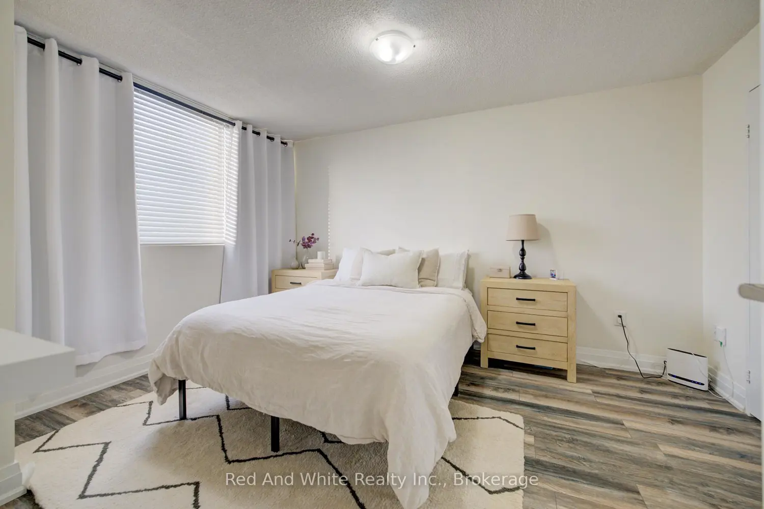 Additional image 11 of 3590 Kaneff Crescent 2013