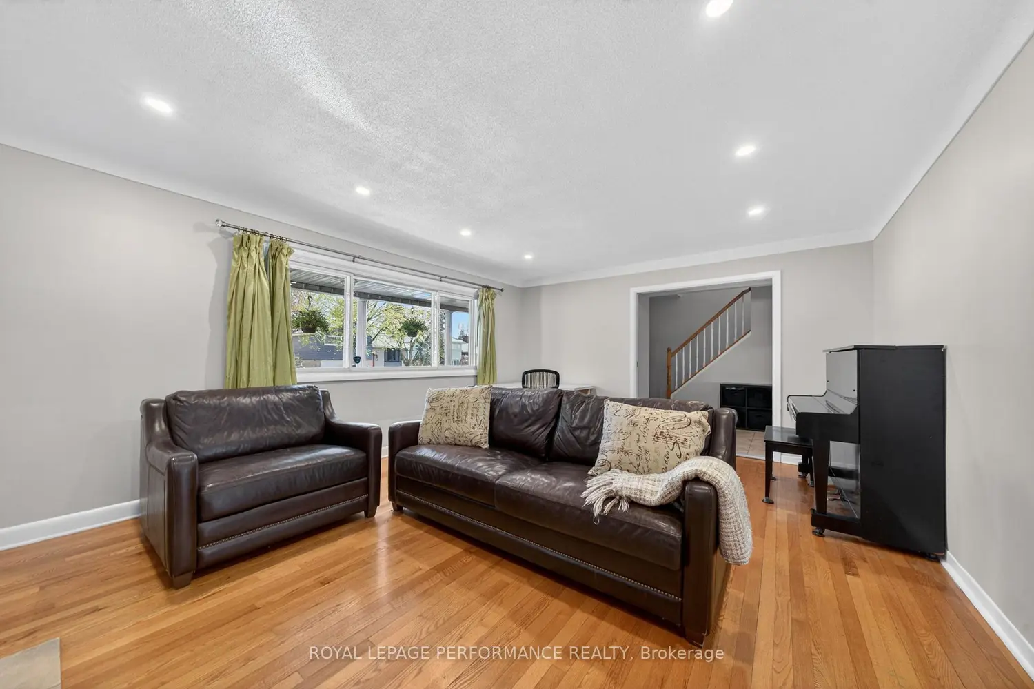 1182 Greyrock Crescent photo 2