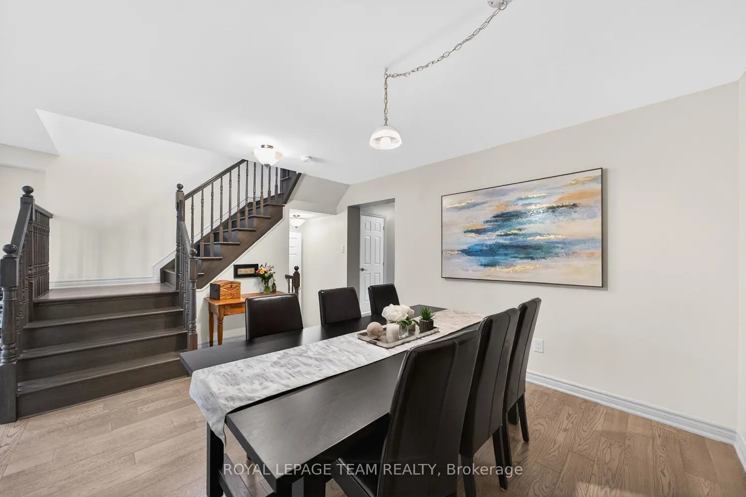 819 Stallion Crescent photo 3
