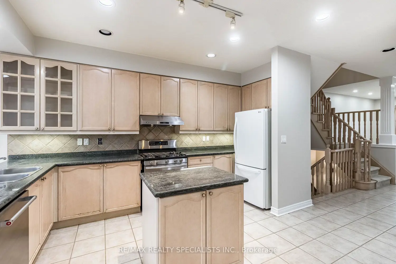 Additional image 4 of 2115 Pinevalley Crescent