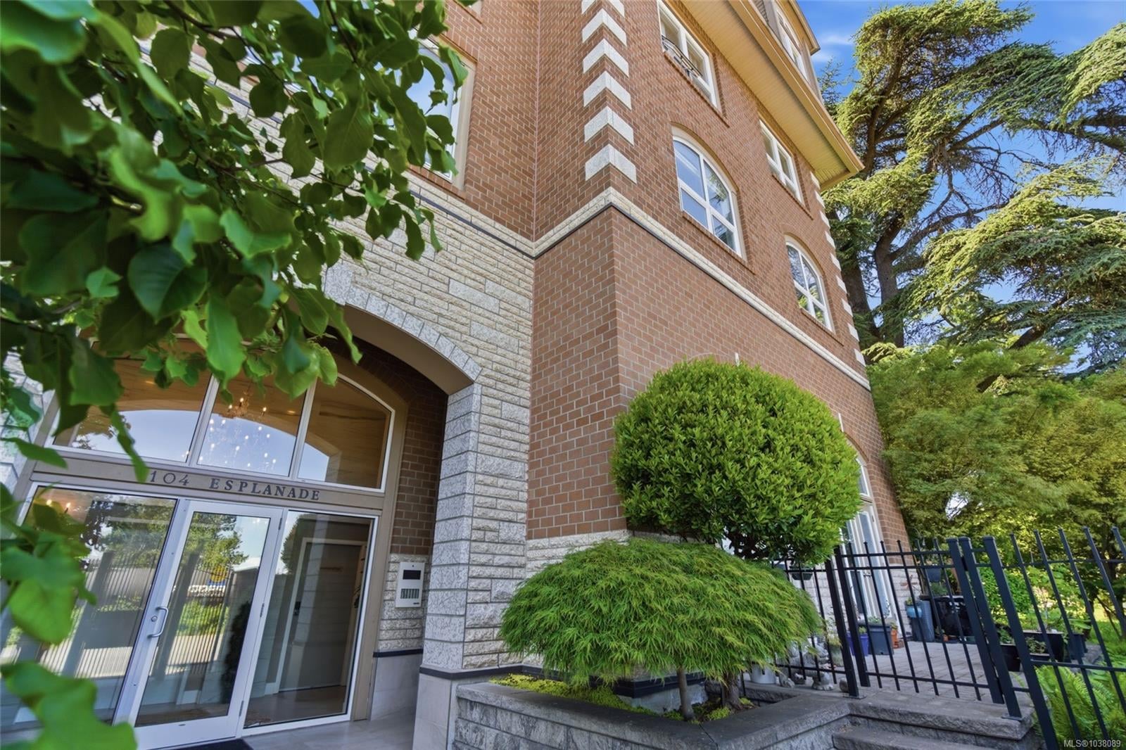 304-104 Esplanade Street, Nanaimo, BC, V9R 0G6