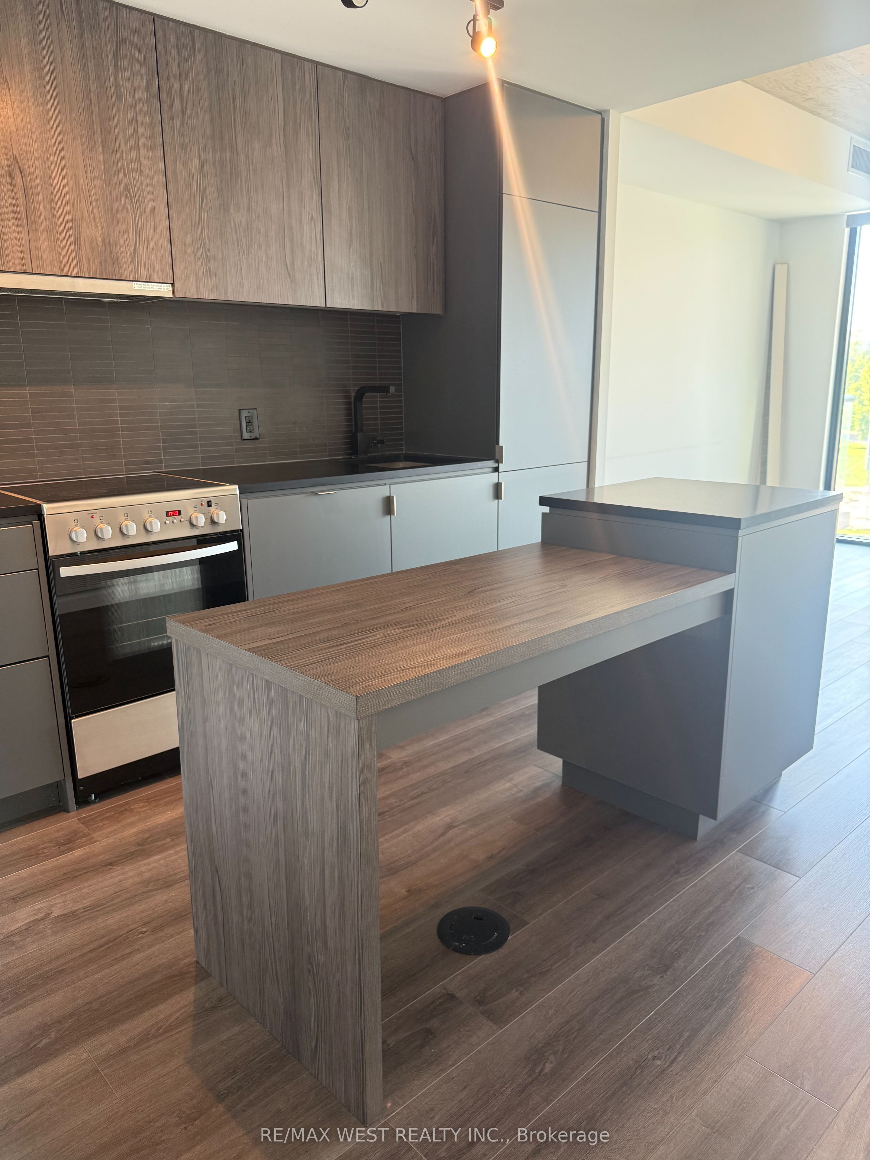 Additional image 6 of 407-7 Smith Crescent, Toronto, ON, M8Z 0G3