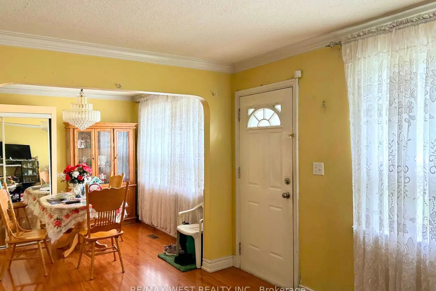 2567 Kingston Road photo 3