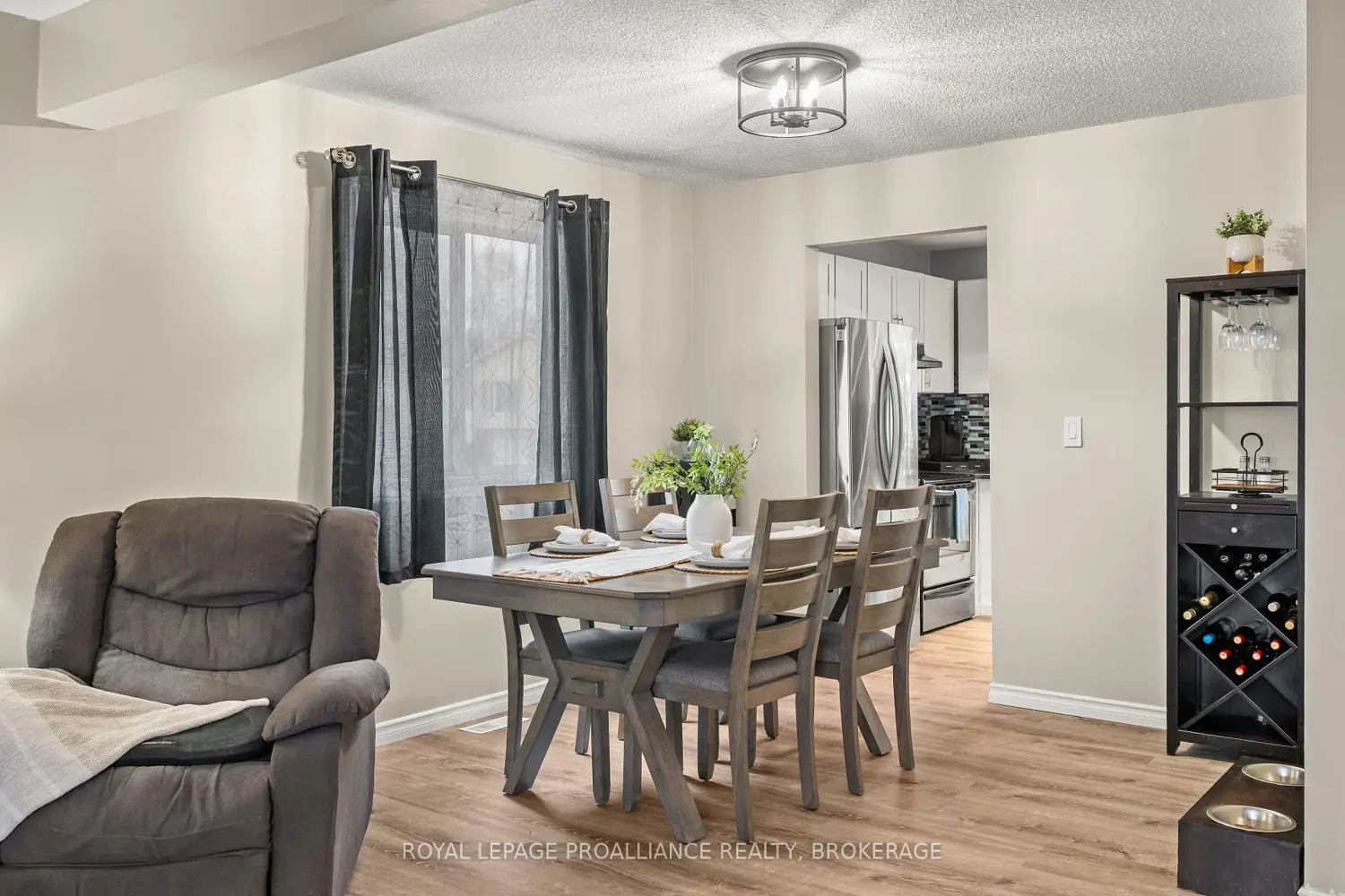 Additional image 4 of 884 Larchwood Crescent