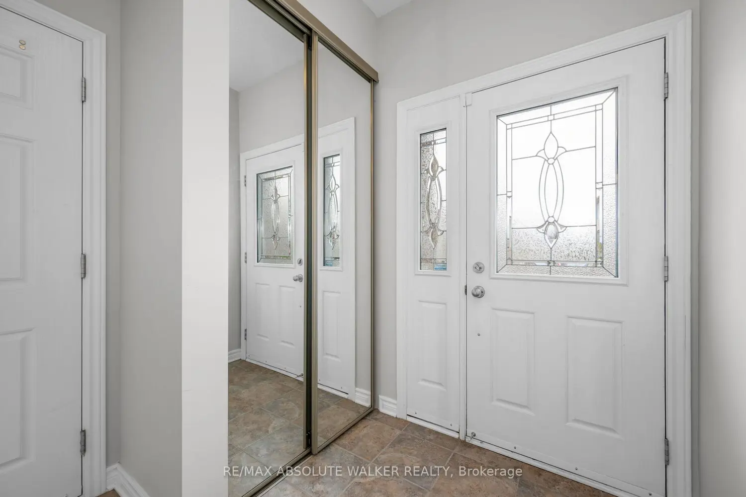 314 Oakcrest Way photo 2