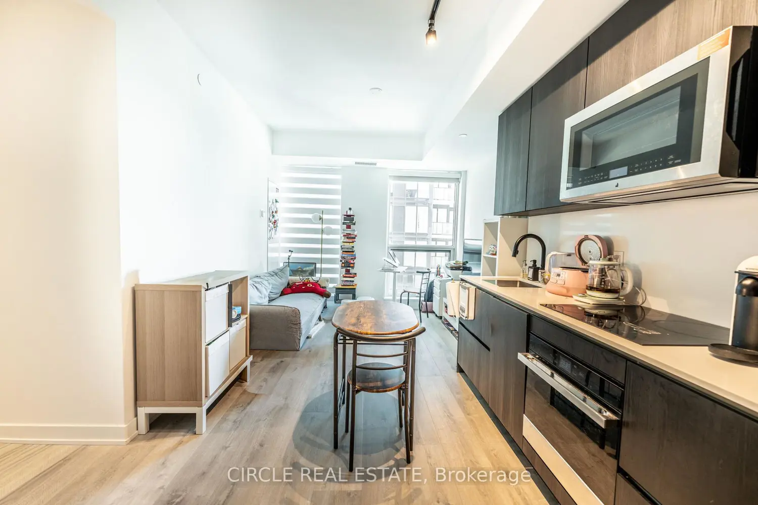 327 King Street 2705 photo 4