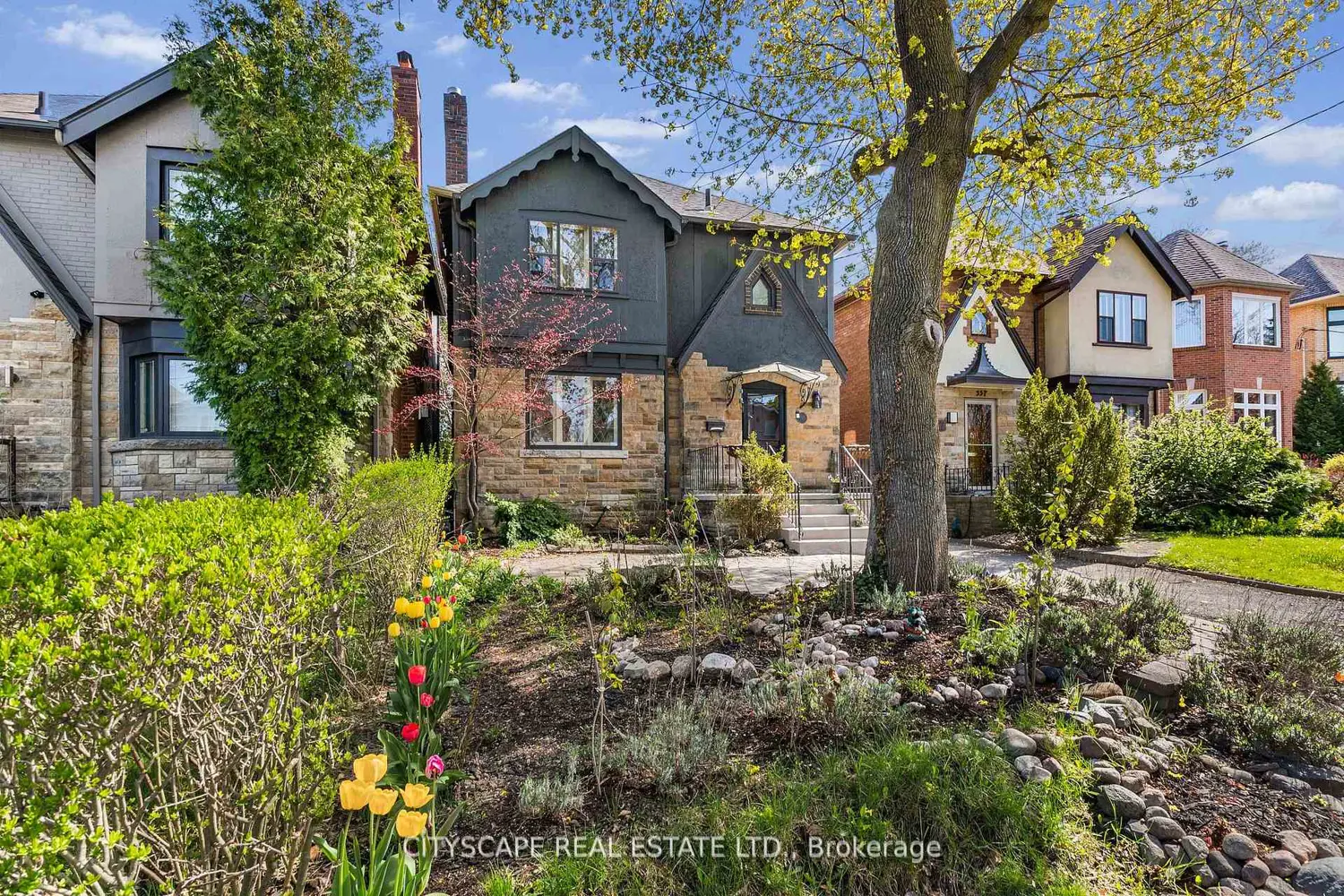 555 Castlefield Avenue photo 3