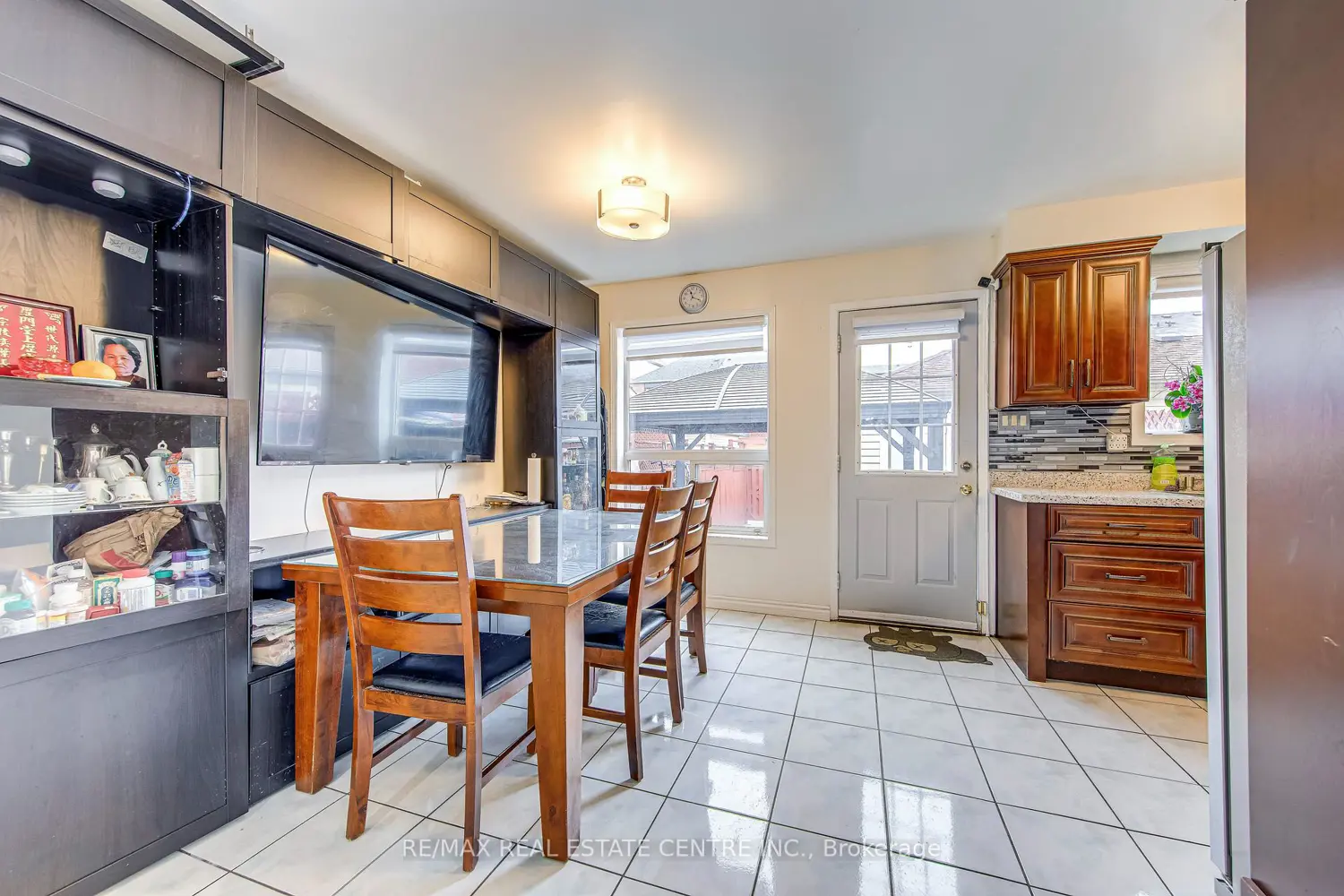 2080 St Clair Avenue photo 5