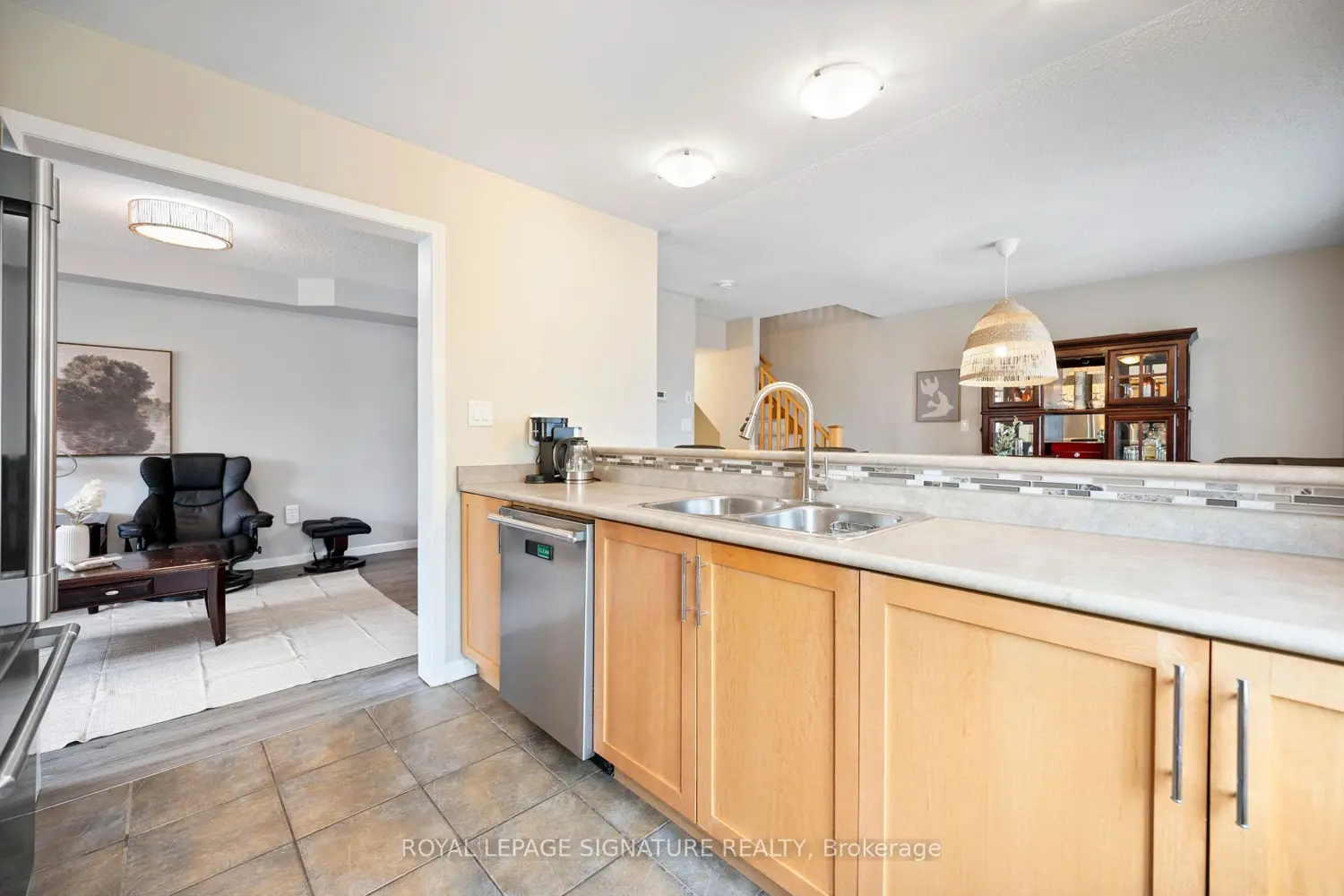 910 Deverell Place photo 5