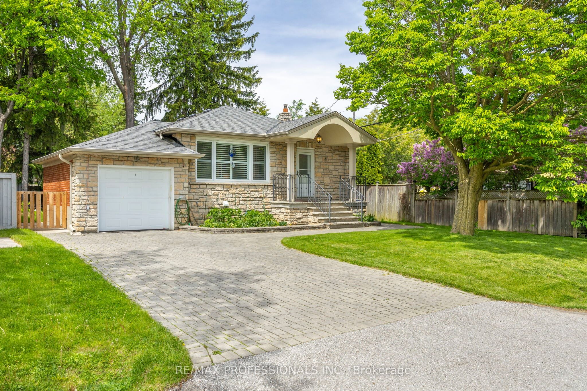 4 Beaverbrook Avenue, Toronto, ON, M9B 2M7