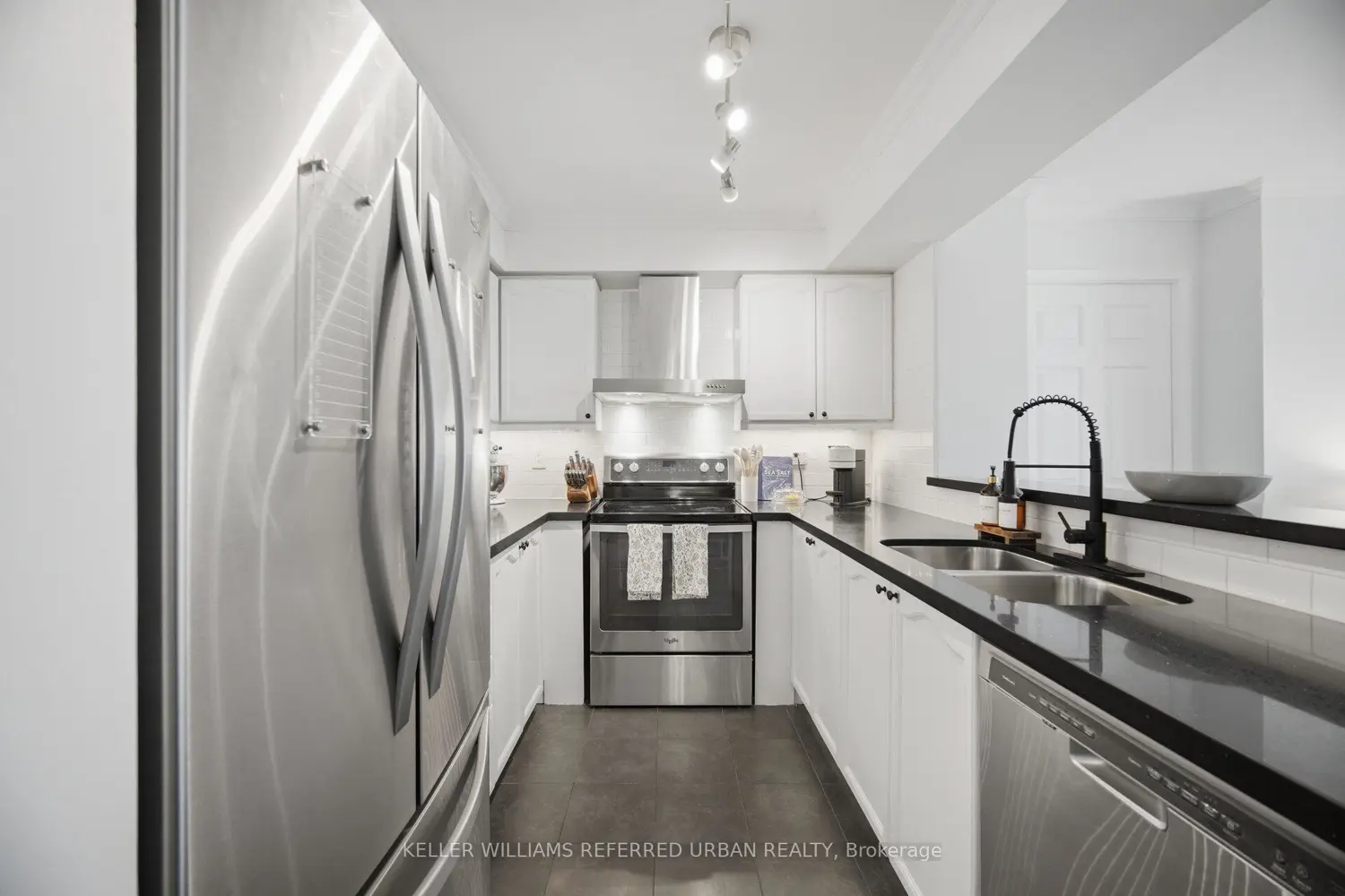 190 Manitoba Street 707 photo 2
