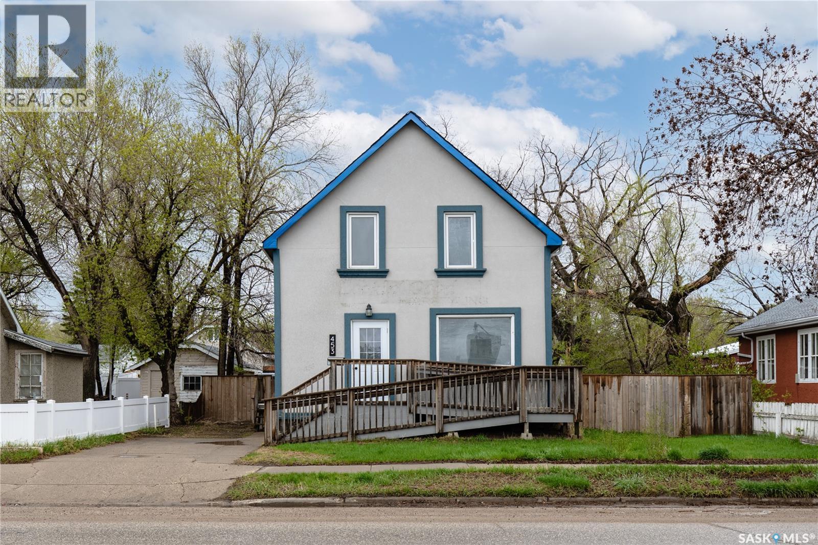 453 LILLOOET STREET W