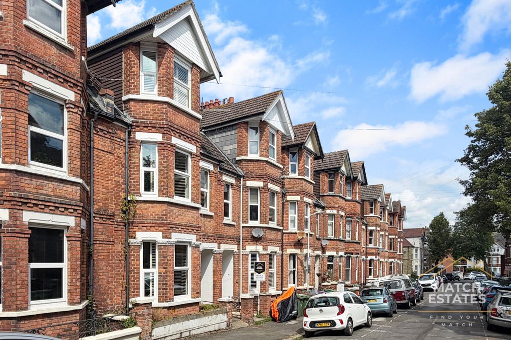 2 bed flat for saleRadnor Park Crescent, Folkestone, Kent CT19