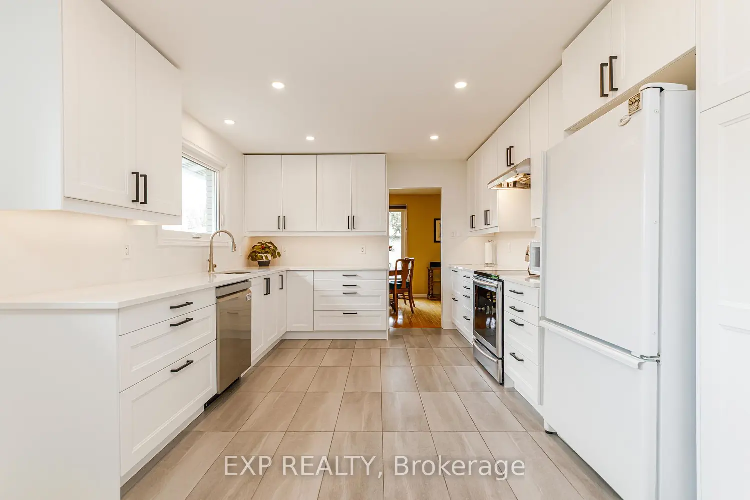 1642 Valmarie Avenue photo 3