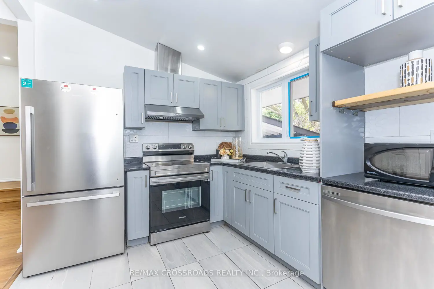 47 Munson Crescent photo 3