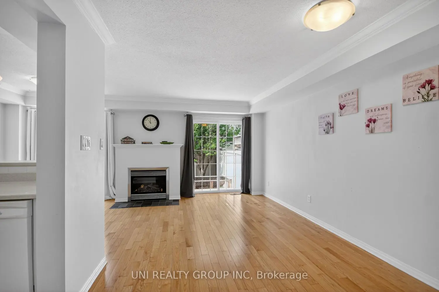 546 Ashbourne Crescent photo 3
