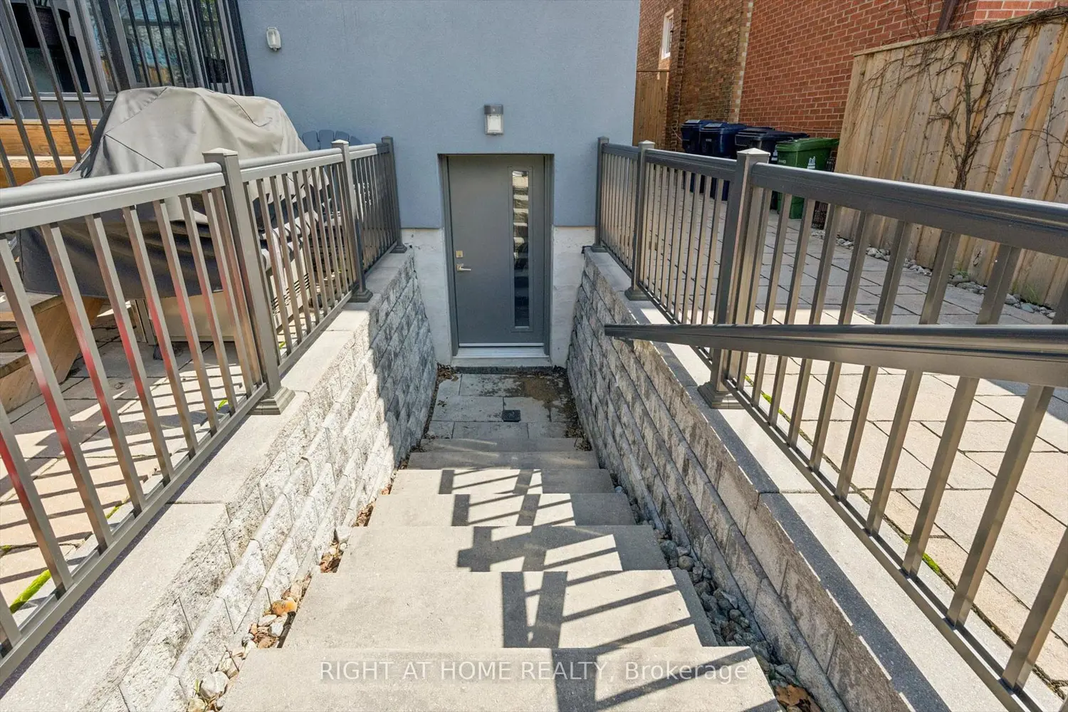 814 Coxwell Avenue photo 5