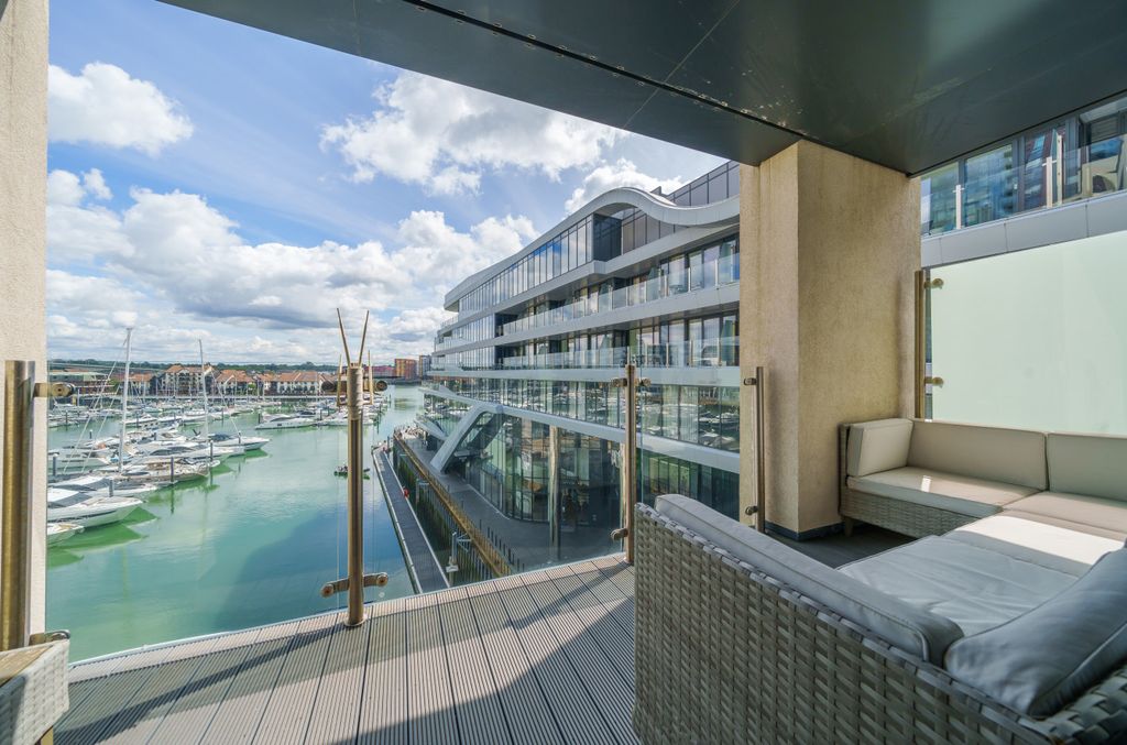 Additional image 8 of 3 bed flat for saleMaritime Walk, Ocean Village, Southampton SO14