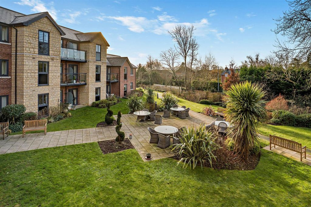 2 bed flat for saleSaxon Gardens, Penn Street, Oakham, Rutland LE15