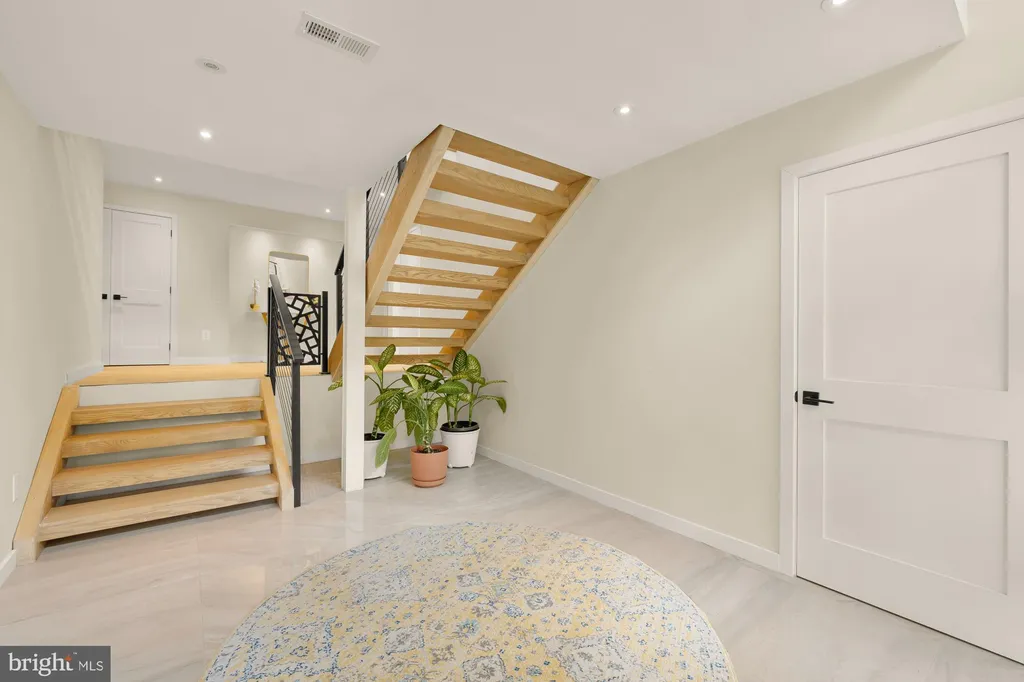 8165 E Beach Drive NW, Washington, DC 20012 photo 3