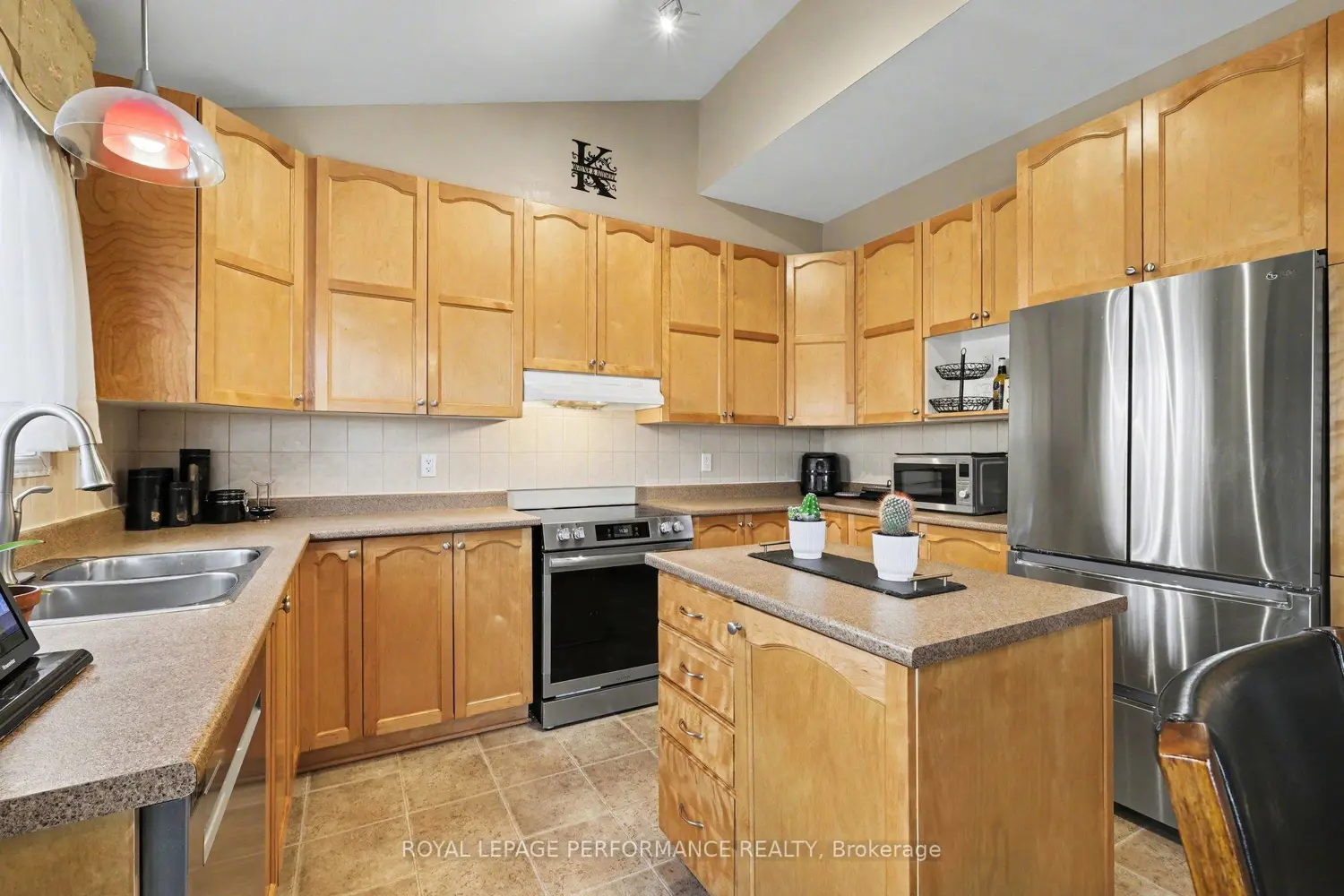 2202 Clendenan Crescent photo 5