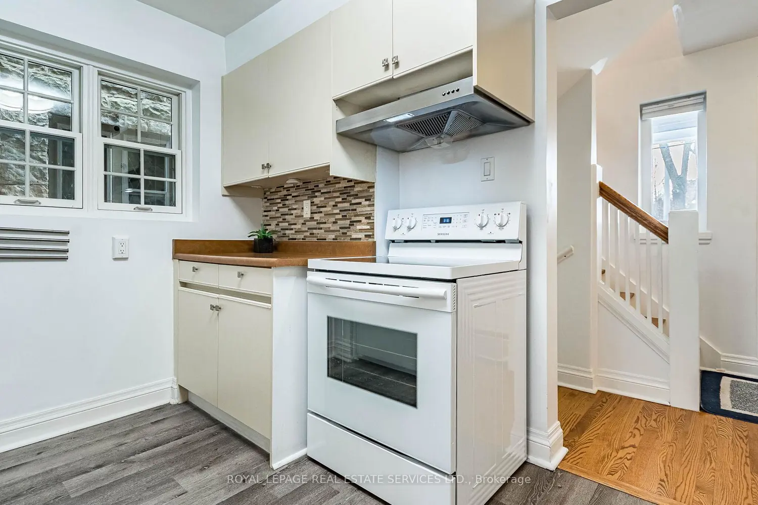 1107 Royal York Road photo 4