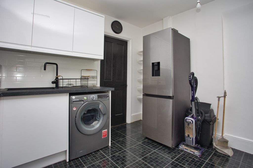 2 bed flat for saleCheriton Road, Folkestone CT19 photo 5