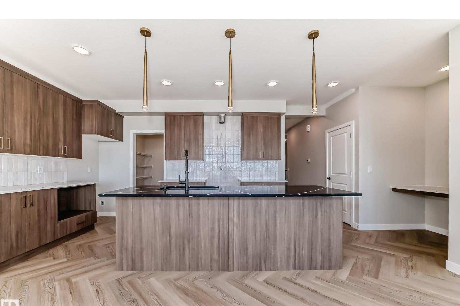 Additional image 8 of 20612 43 Avenue NW, Edmonton, AB, T6M3E3
