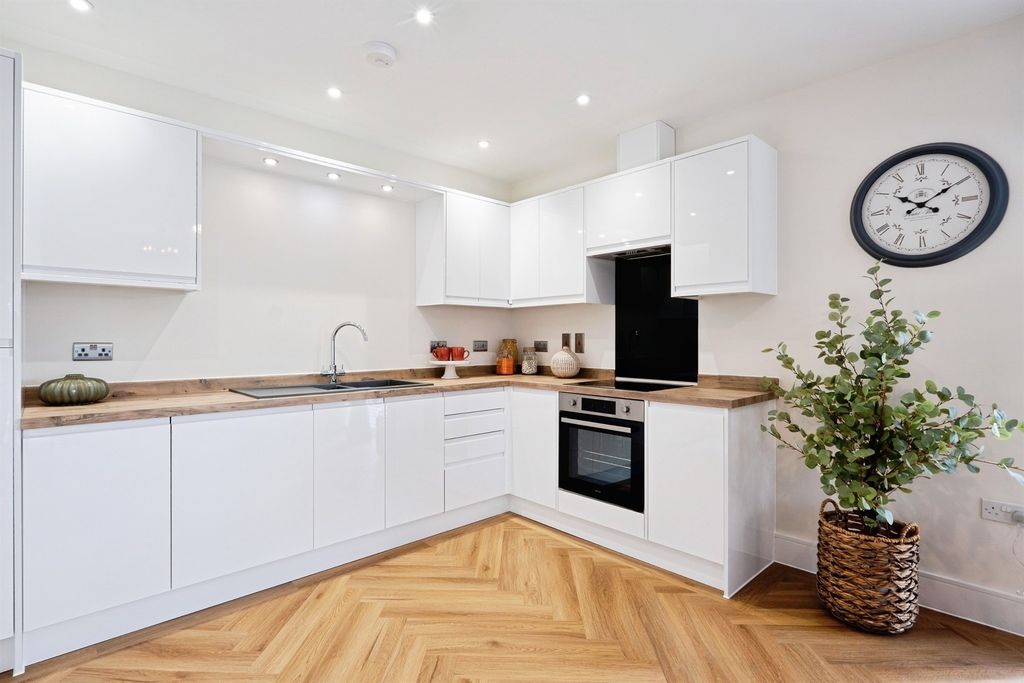 2 bed flat for saleArras Way, Folkestone CT19 photo 2