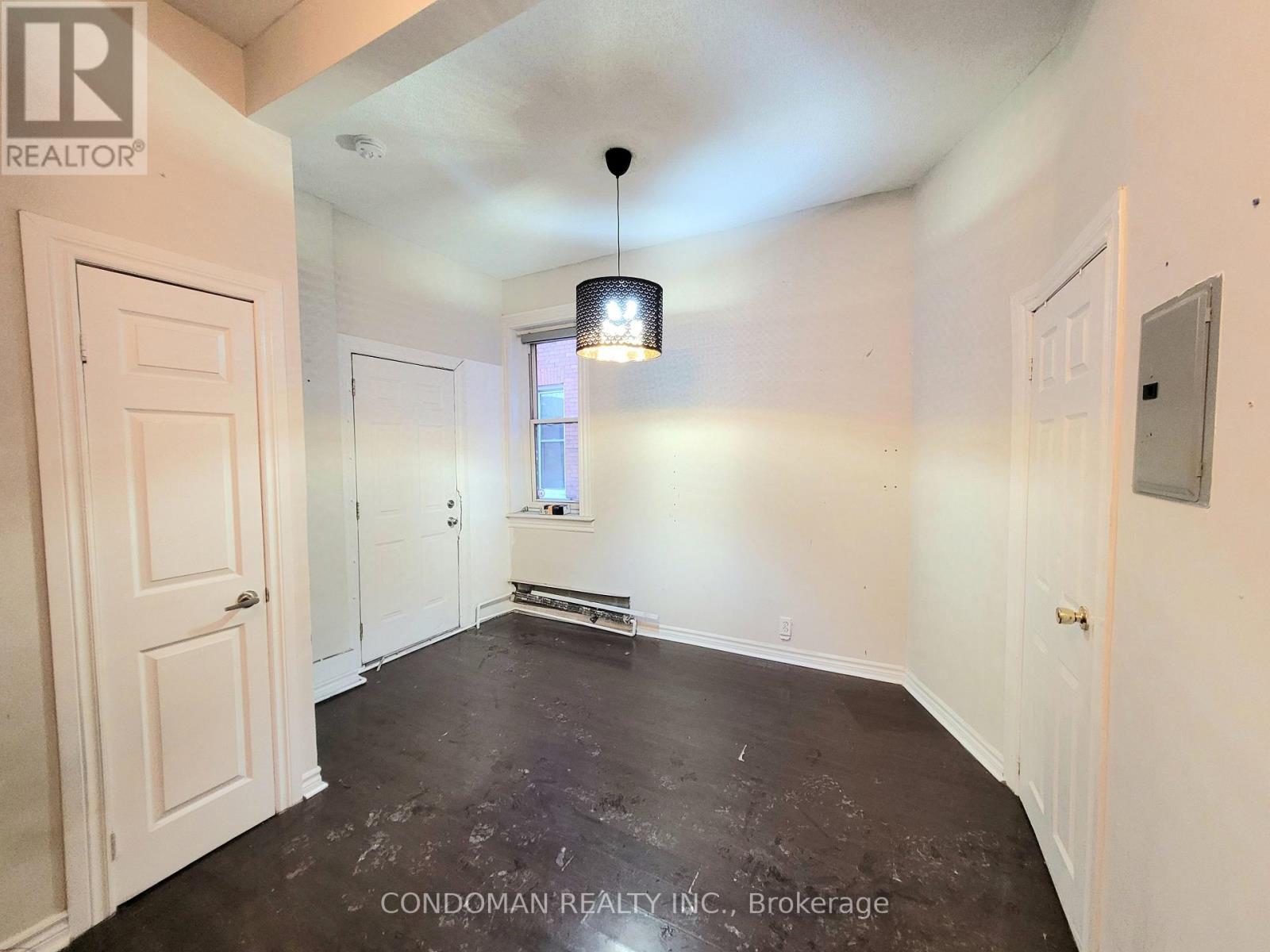 4 - 135 JOHN STREET S