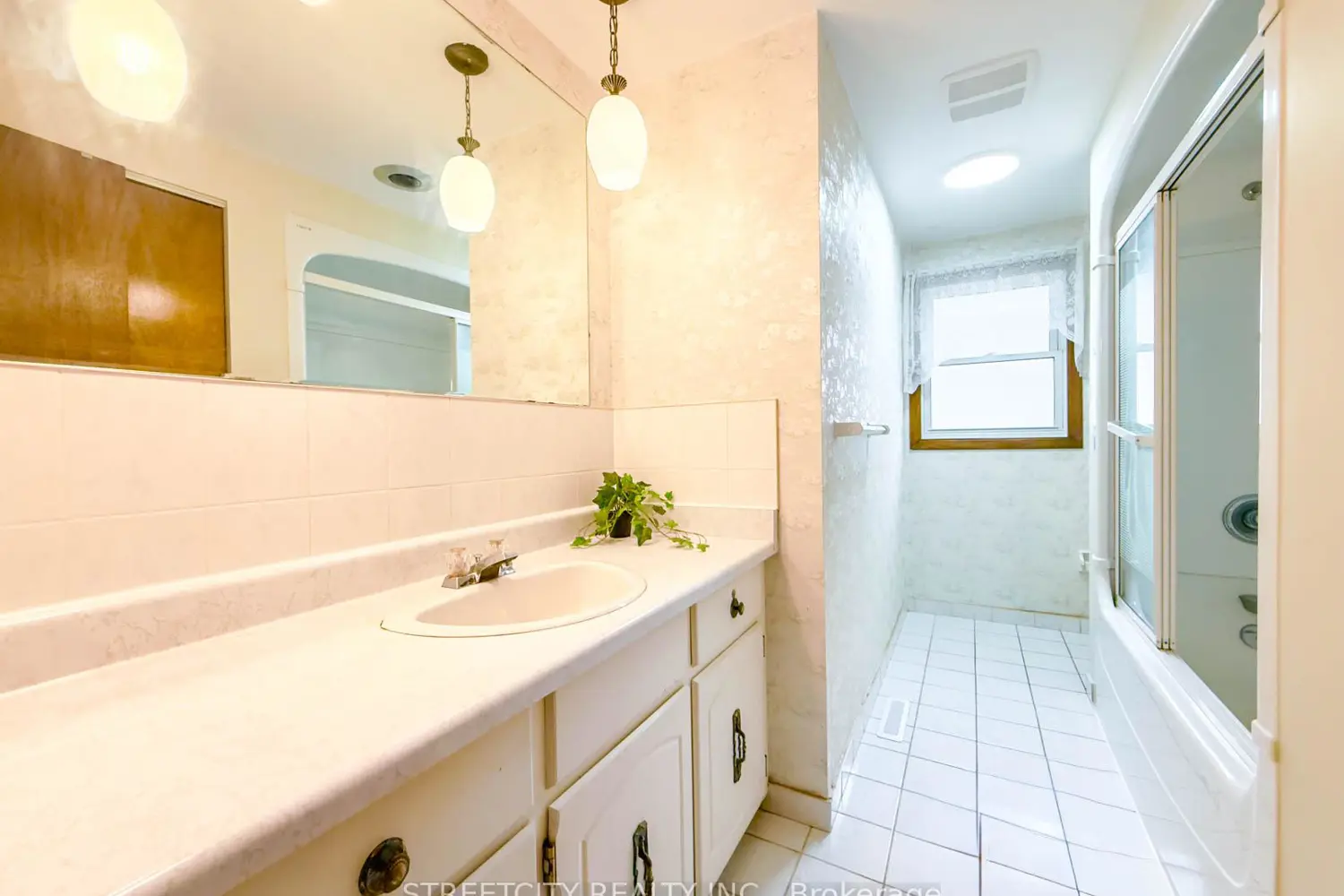 785 Ross Avenue photo 4