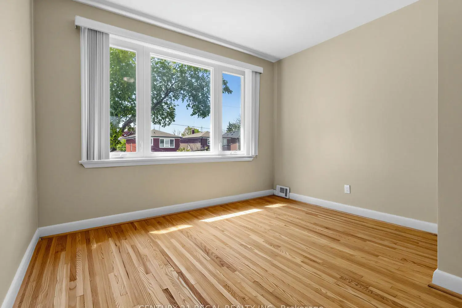 1062 Glengrove Avenue photo 2