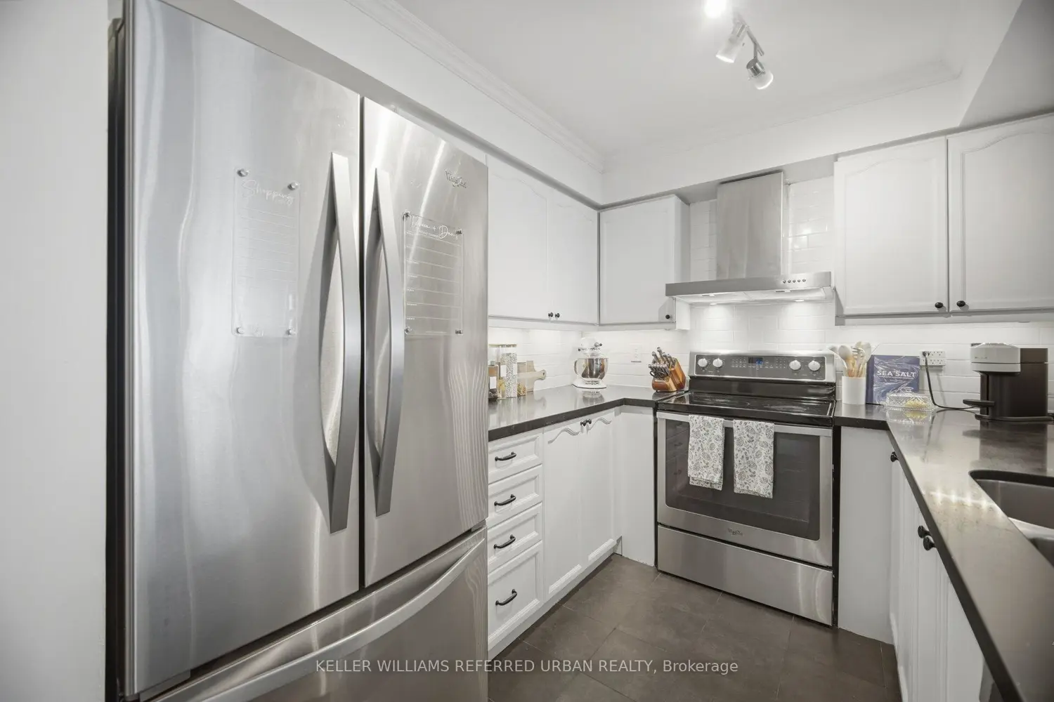190 Manitoba Street 707 photo 3