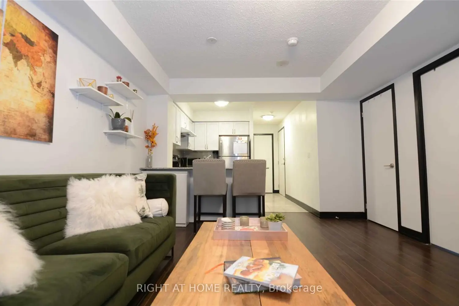812 Lansdowne Avenue 1016 photo 2