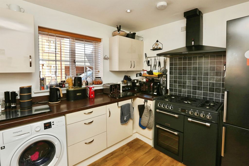 Additional image 9 of 5 bed semi-detached house for saleWatson Court, Hedge End, Southampton SO30