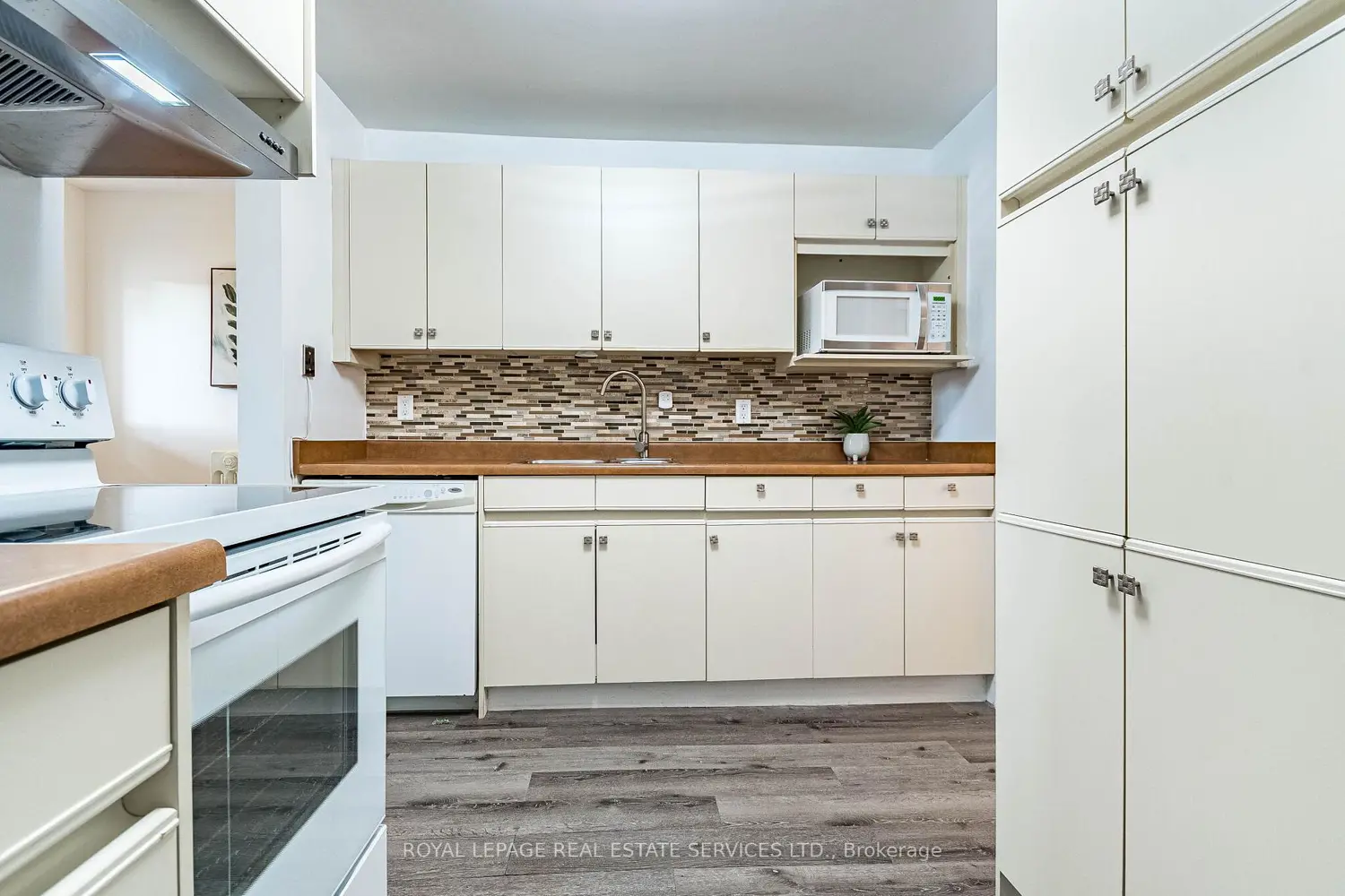 1107 Royal York Road photo 3